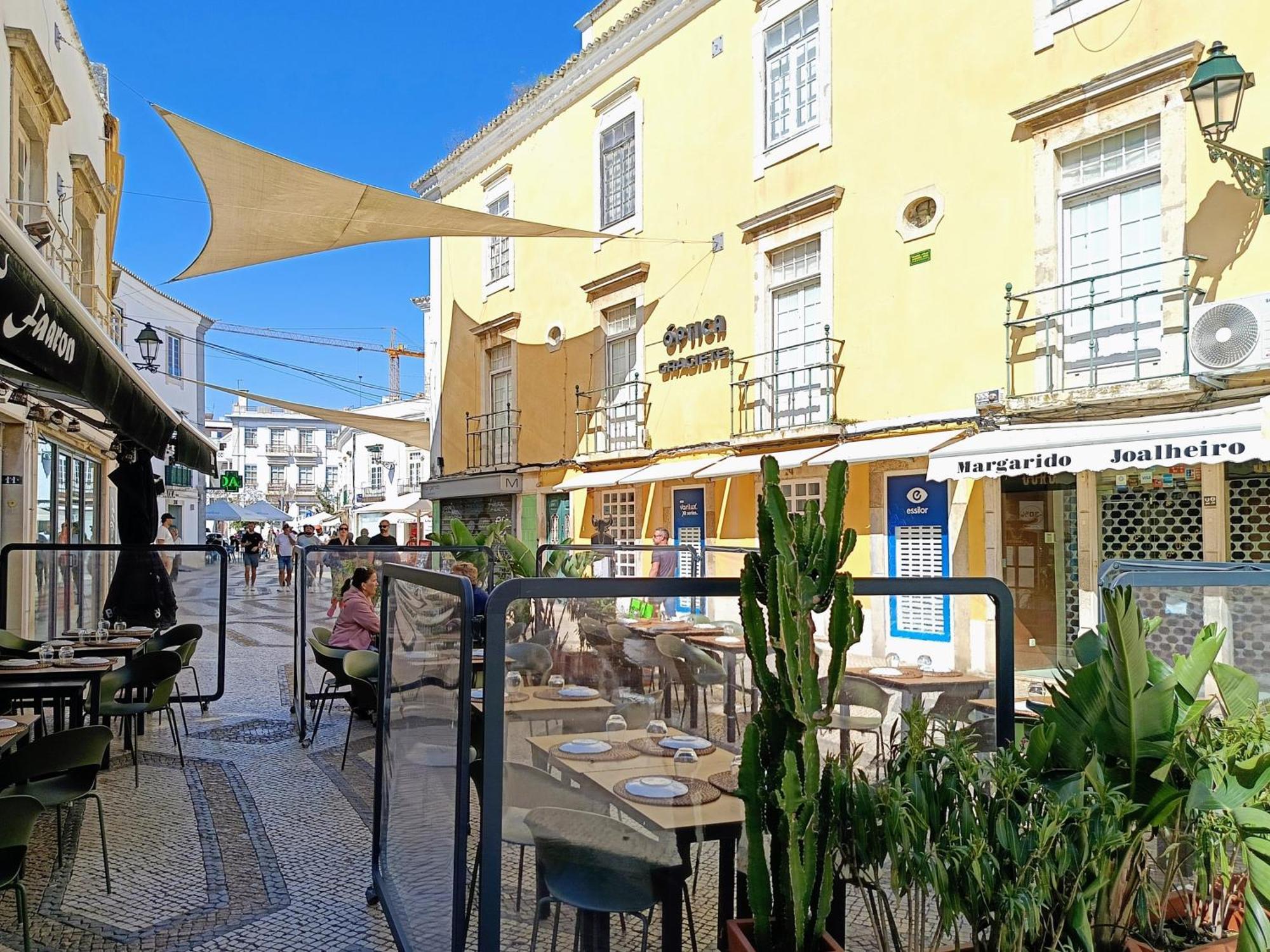 Grey And Green, Modern 2-bedroom Apartment, Ac, Location At Faro's Historic Centre
