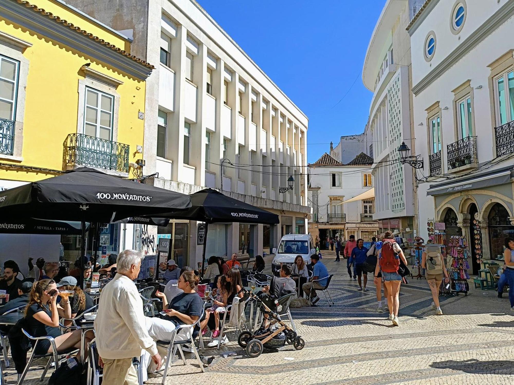 Grey And Green, Modern 2-bedroom Apartment, Ac, Location At Faro's Historic Centre Distrikt Faro